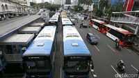 Target itu memang jauh di atas jumlah penumpang Transjakarta pada 2018.