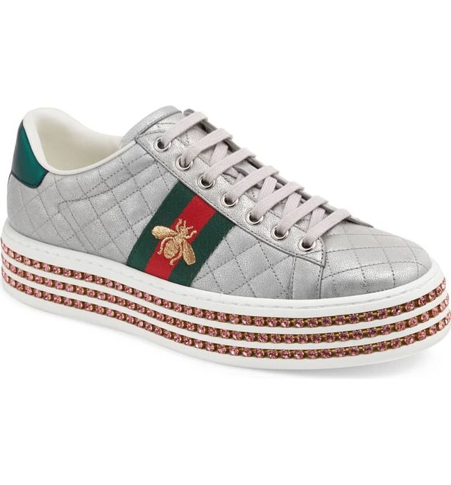 Untuk versi yang lebih glamor, ada Gucci New Ace Platform Sneaker yang harganya mencapai US$ 1.250 atau Rp 18 jutaan. (Foto: Dok. ist)