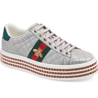 Untuk versi yang lebih glamor, ada Gucci New Ace Platform Sneaker yang harganya mencapai US$ 1.250 atau Rp 18 jutaan. (Foto: Dok. ist)