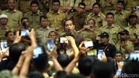 Dalam pertemuan tersebut Jokowi membahas beragam hal terkait dengan pembangunan dan kesejahteraan para perangkat desa.