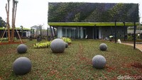 Alun-alun Kota Depok ini didesain tidak hanya sebagai ruang terbuka hijau (RTH), tapi juga sebagai ruang terbuka yang ramah anak dan keluarga. 