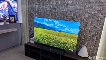 Saat melihat dari depan, seperti layaknya televi 4K pada umumnya. Foto: Adi Fida Rahman/detikINET