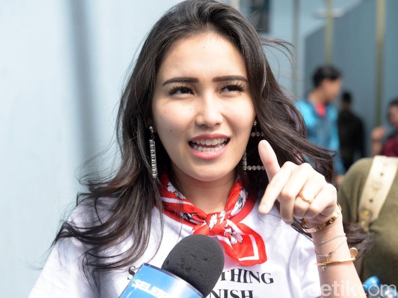 Kakinya Disentuh-sentuh, Ayu Ting Ting Tendang Andika 'Kangen Band'