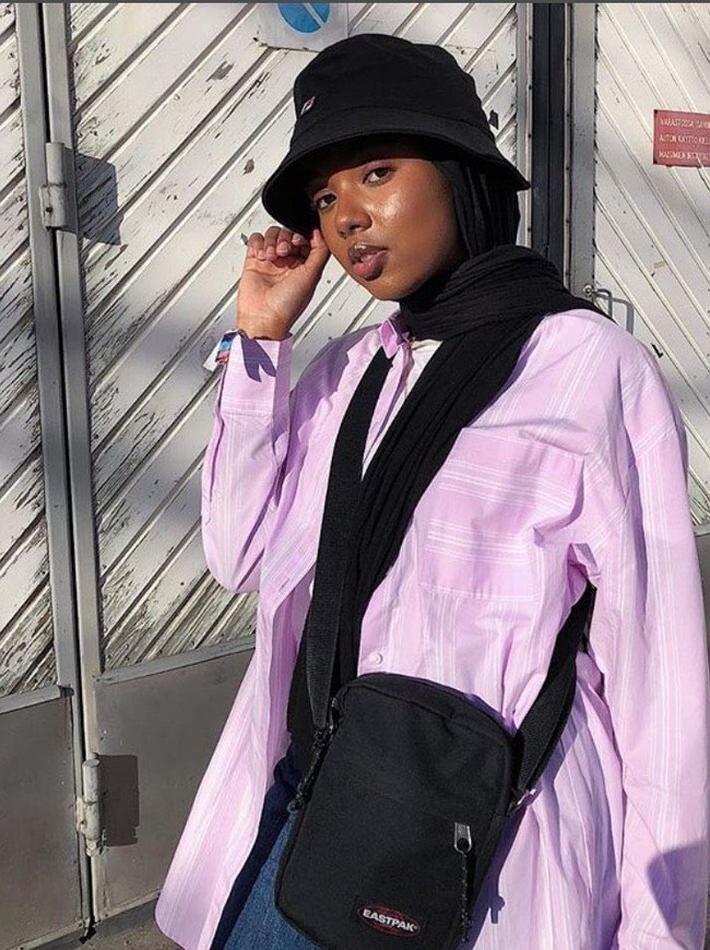 Ciri khas Salma lainnya adalah pemakaian bucket hat. Topi ini memang sering dipilih oleh mereka yang suka gaya kasual. Salma memasukannya dengan pashmina. Foto: Instagram/salmajj