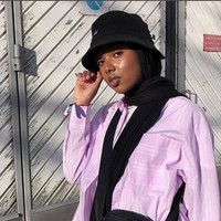 Ciri khas Salma lainnya adalah pemakaian bucket hat. Topi ini memang sering dipilih oleh mereka yang suka gaya kasual. Salma memasukannya dengan pashmina. Foto: Instagram/salmajj