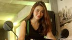 Senyum Manis Sang Model di Atas Kuda Besi Kawasaki