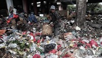 Sampah menumpuk di area kolong Tol Wiyoto-Wiyono, Tanjung Priok, Jakarta, Senin (14/1/2019).