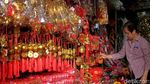 Pedagang Pernak-pernik Imlek Mulai Menjamur di Pasar Pagi