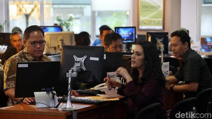 Sistem layanan izin berusaha terintegrasi secara elektronik (Online Single Submission/OSS) mulai dikelola BKPM. Begini suasana kantor OSS BKPM.