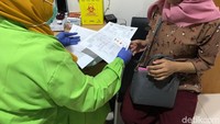 Kalau sudah selesai, catin akan diberikan hasil tesnya. Foto: Ayunda/detikHealth
