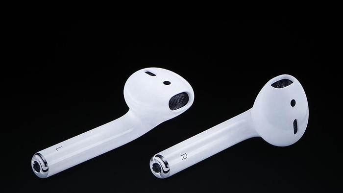 Apple AirPods diprediksi akan segera punya penerus. (Foto: Stephen Lam/Getty Images) Apple AirPods diprediksi akan segera punya penerus. (Foto: Stephen Lam/Getty Images)