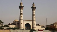 10. Al-Azhar University, MesirMeskipun tidak mendapatkan status universitas sampai tahun 1961, Universitas Al-Azhar masuk dalam daftar kampus tertua ini karena sejarah mencatat berdirinya pada awal 970 M di Kairo, Mesir. Bahkan, Al-Azhar University dikenal sebagai pusat pembelajaran Islam pertama kalinya.Menurut pemeringkatan QS WUR 2023, kampus ini menempati urutan 1201-1400 sebagai universitas terbaik di dunia. (Foto: Reuters)