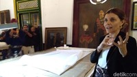 Michaela Anselmini, restorator asal Italia yang ditujuk pihak Keraton Ngayogyakarta Hadiningrat merestorasi lukisan maestro Raden Saleh. Foto: Usman Hadi/detikHOT