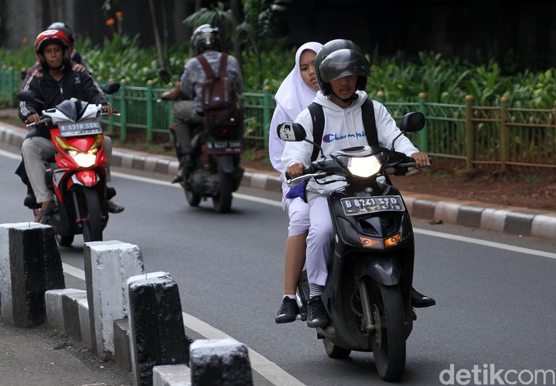 Pemotor Lawan Arus. Foto: Rifkianto Nugroho Pemotor Lawan Arus. Foto: Rifkianto Nugroho