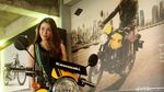 Senyum Manis Sang Model di Atas Kuda Besi Kawasaki