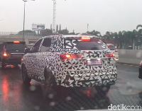 Wuling terlihat tengah menguji SUV Almaz di jalanan Tol Cikampek. 