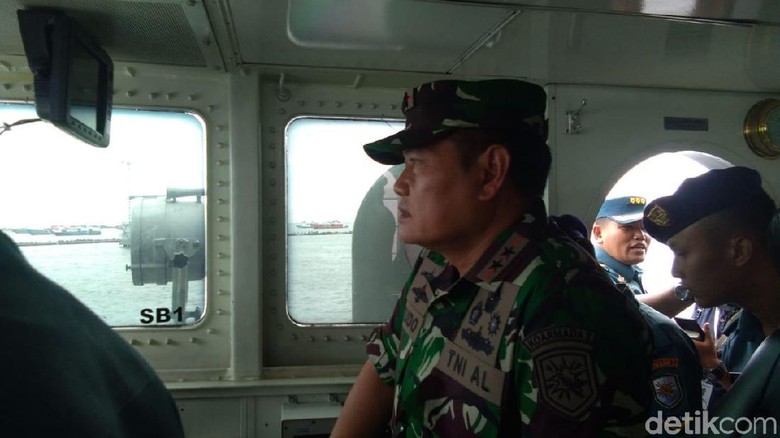 Naik KRI Todak, Pangkoarmada Cek CVR Lion Air di Perairan Karawang Naik KRI Todak, Pangkoarmada Cek CVR Lion Air di Perairan Karawang