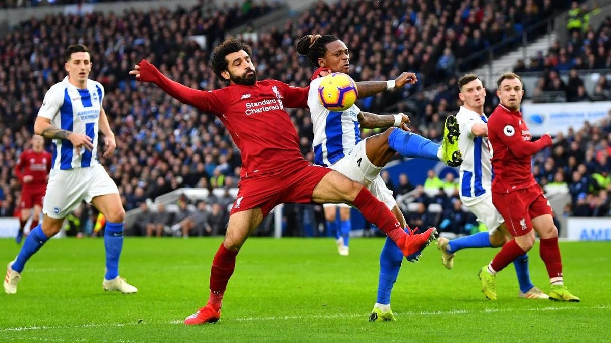 Mohamed Salah dituding diving lagi saat Liverpool mengalahkan Brighton 1-0. Foto: Dylan Martinez/Reuters