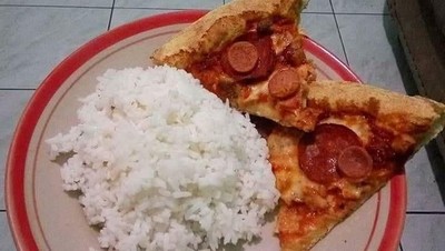 Penistaan! Nasi Dimakan dengan Pizza dan Mie Instan dengan Sereal Cokelat