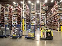 Gudang Raksasa Amazon yang Bikin Jeff Bezos Terkaya di Dunia