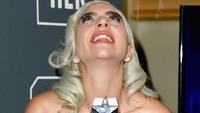 “Ini artinya dunia bagi kita. Saya tidak akan pernah lupa ketika kami menulis lagu ini bersama dengan Mark Ronson dan Andrew Wyatt, kata Gaga tentang sesama penulis lagunya. Foto: (Jon Kopaloff/Getty Images)