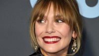 Elizabeth Olsen tampil di karpet biru dalam yang digelar di Barker Hangar di Santa Monica, California. Foto: (Jon Kopaloff/Getty Images)