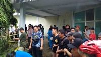 Tim harus bersabar berjam-jam agar kondisi Mery melemah. Setelah kekuatannya berkurang, tim evakuasi mengikat mulut Mery dengan lakban.
