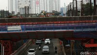 Sementara untuk ruas Cawang-Dukuh Atas, menurut Budi terjadi kendala banyaknya instalasi di bawah jalur proyek LRT Jabodebek, seperti pipa gas, jaringan listrik dan telekomunikasi. Selain itu ada beberapa lahan juga yang harus dibebaskan.