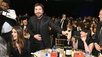 Christian Bale dan Sibi Blazic hadir ke ajang Critics Choice Awards. Foto: (Gabriel Olsen/Getty Images)