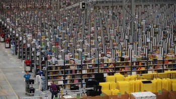 Sebelum punya gudang raksasa semacam ini, Bezos mengawali Amazon.com dari garasi rumahnya bersama beberapa karyawan. Dia mulai mengembangkan software untuk memudahkan akses Amazon. Bisnis ini sepenuhnya didukung oleh MacKenzie. Foto: Getty Images