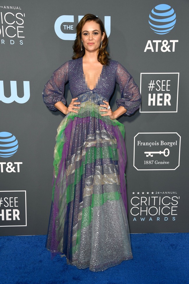 Kilauan glitter membuat look dari Dina Shihabi jauh dari kesan elegan. Ditambah aplikasi layer dengan motif dan warna berbeda membuat tampilannya jauh dari kesan elegan pun modis. Foto: Getty Images