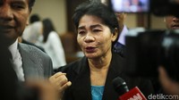 Merry Purba sempat memberikan keterangan sebelum meninggalkan ruang sidang.