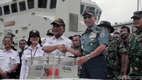 Kapushidrosal Laksda TNI Harjo Susmoro memberikan Cockpit Voice Recorder (CVR) Lion Air PK-LQP kepada Ketua KNKT Soerjanto Tjahjono di JICT, Tanjung Priok, Jakarta Utara, Senin (14/1/2019).