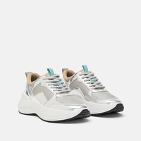 Sneakers dengan sentuhan metalik disebut-sebut sebagai the next fashion item untuk 2019. Warnanya yang mengilap cukup ampuh untuk memaksimalkan gayamu agar tak terasa monoton. (Foto: Dok. ist)