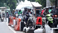 Pemotor melawan arus secara bersama-sama di Kolong flyover Kalibata City, Jakarta Selatan, Senin (14/1/2019).