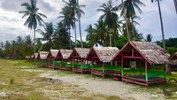 Pengelola menyiapkan puluhan gazebo yang tertapa rapi di bawah rindangnya pohon kelapa. Merasakan semilir angin, sambil mendengar ritme suara deru ombak, dijamin akan membuat setiap pengunjung betah. (Abdy Fabriady/detikTravel)