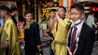 Selain mengenakan pakaian tradisional, ada pula laki-laki yang mengenakan jas dan dasi untuk menandakan dirinya telah dewasa. Pool/Carl Court/Getty Images.