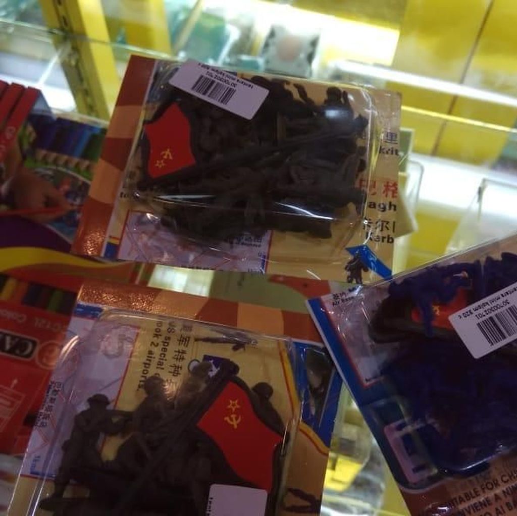 Mainan Tentara Mini Berlogo Palu Arit Diamankan Polisi di Jambi