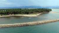 Dari pantauan drone, kawasan Pantai Mampie dilindungi oleh tanggul pemecah ombak. Jadi traveler tidak perlu khawatir soal keamanannya ya. (Abdy Fabriady/detikTravel)