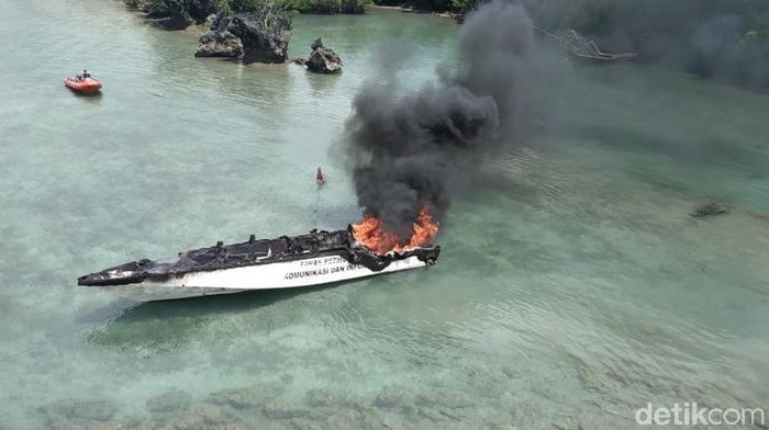 Speed Boat Pemkot Tual Maluku Terbakar di Tengah Laut