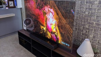 Skyworth menggunakan layar OLED tembus pandang. Foto: Adi Fida Rahman/detikINET