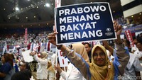 Massa membentangkan poster-poster tentang Prabowo.