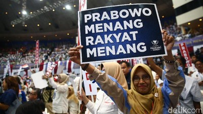 Semangat Warga Ikuti Pidato Kebangsaan Prabowo