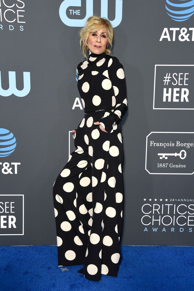 Jumpsuit seringkali menjadi opsi lain dari gaun panjang di karpet merah. Namun milik Judith Light, malah membuatnya tenggelam karena siluet busana yang buruk dan motif lingkaran terlalu besar. Foto: Getty Images