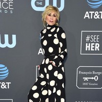 Jumpsuit seringkali menjadi opsi lain dari gaun panjang di karpet merah. Namun milik Judith Light, malah membuatnya tenggelam karena siluet busana yang buruk dan motif lingkaran terlalu besar. Foto: Getty Images