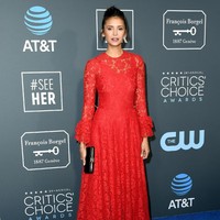 Nina Dobrev yang kerap tampil stylish, kali ini gagal tampil memikat. Gaun lace merah yang ia pakai terkesan seperti koleksi kostum kuno. Foto: Getty Images