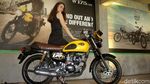 Senyum Manis Sang Model di Atas Kuda Besi Kawasaki