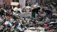 Tak hanya menimbulkan kesan kumuh dan aroma tak sedap, tumpukan sampah juga menjadi sarang penyakit berbahaya bagi warga yang tinggal atau sering melintas di kawasan kolong Tol Wiyoto-Wiyono.