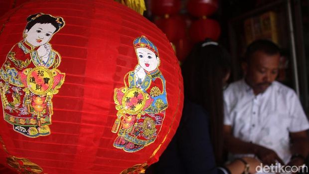 Sejumlah pedagang di Pasar Pagi, Jakarta, mulai menjual pernak-pernik sambut tahun baru Imlek 2019. Beragam hiasan seperti lampion hingga angpao tersedia disana