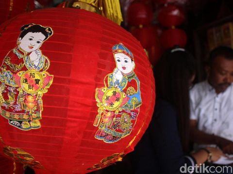 Sejumlah pedagang di Pasar Pagi, Jakarta, mulai menjual pernak-pernik sambut tahun baru Imlek 2019. Beragam hiasan seperti lampion hingga angpao tersedia disana